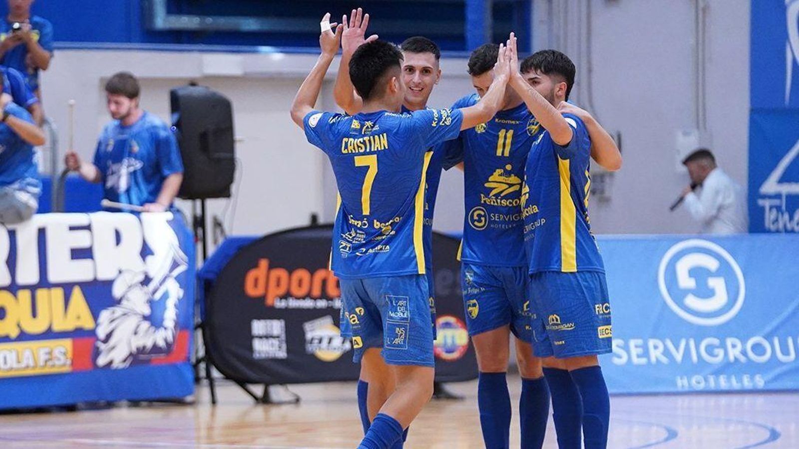 Els jugadors del Peníscola celebren un dels gols