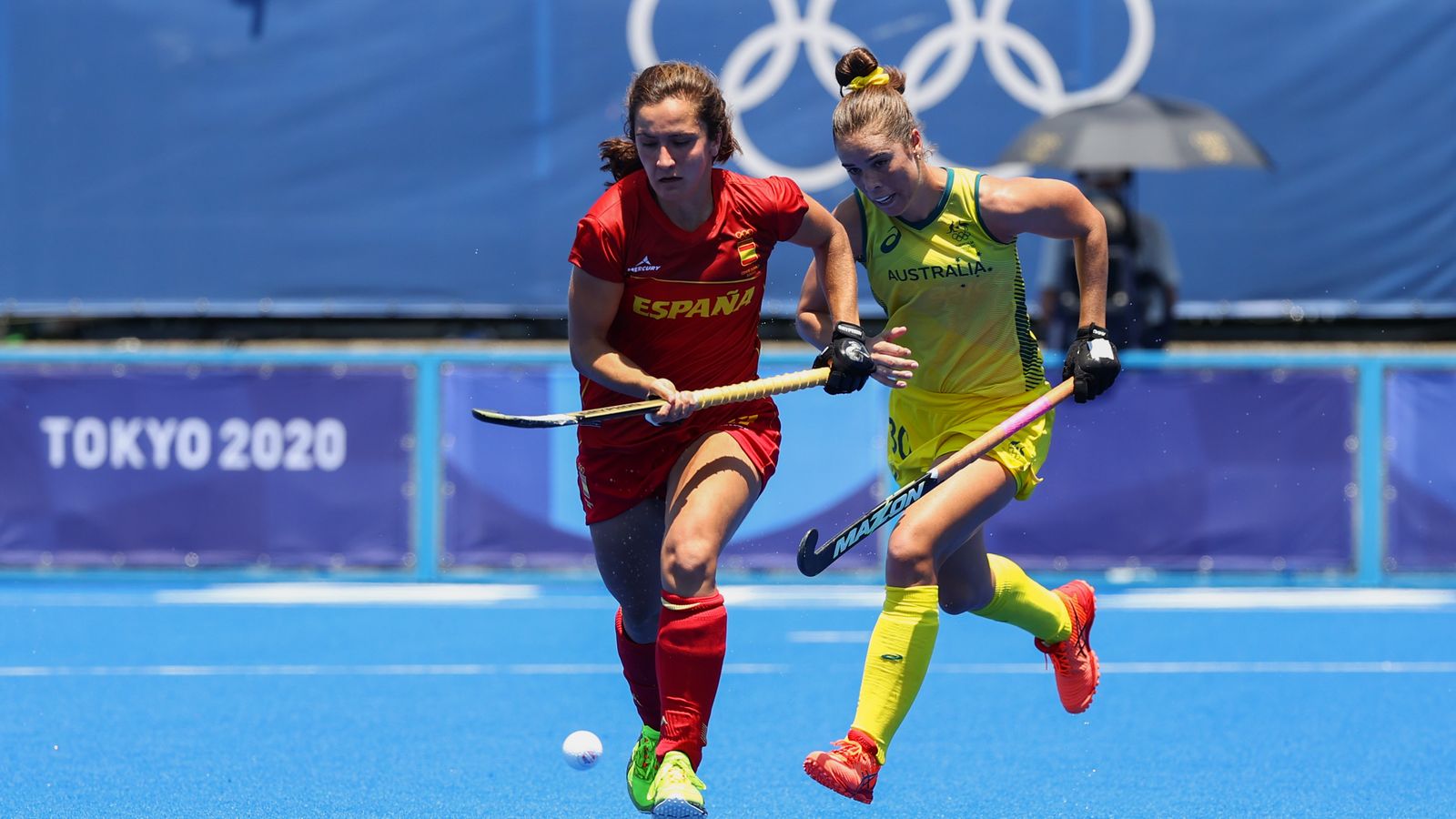 La valenciana Lola Riera persegueix una pilota