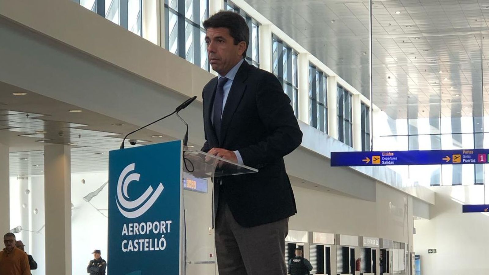 Carlos Mazón, durant les seues declaracions a l'aeroport de Castelló