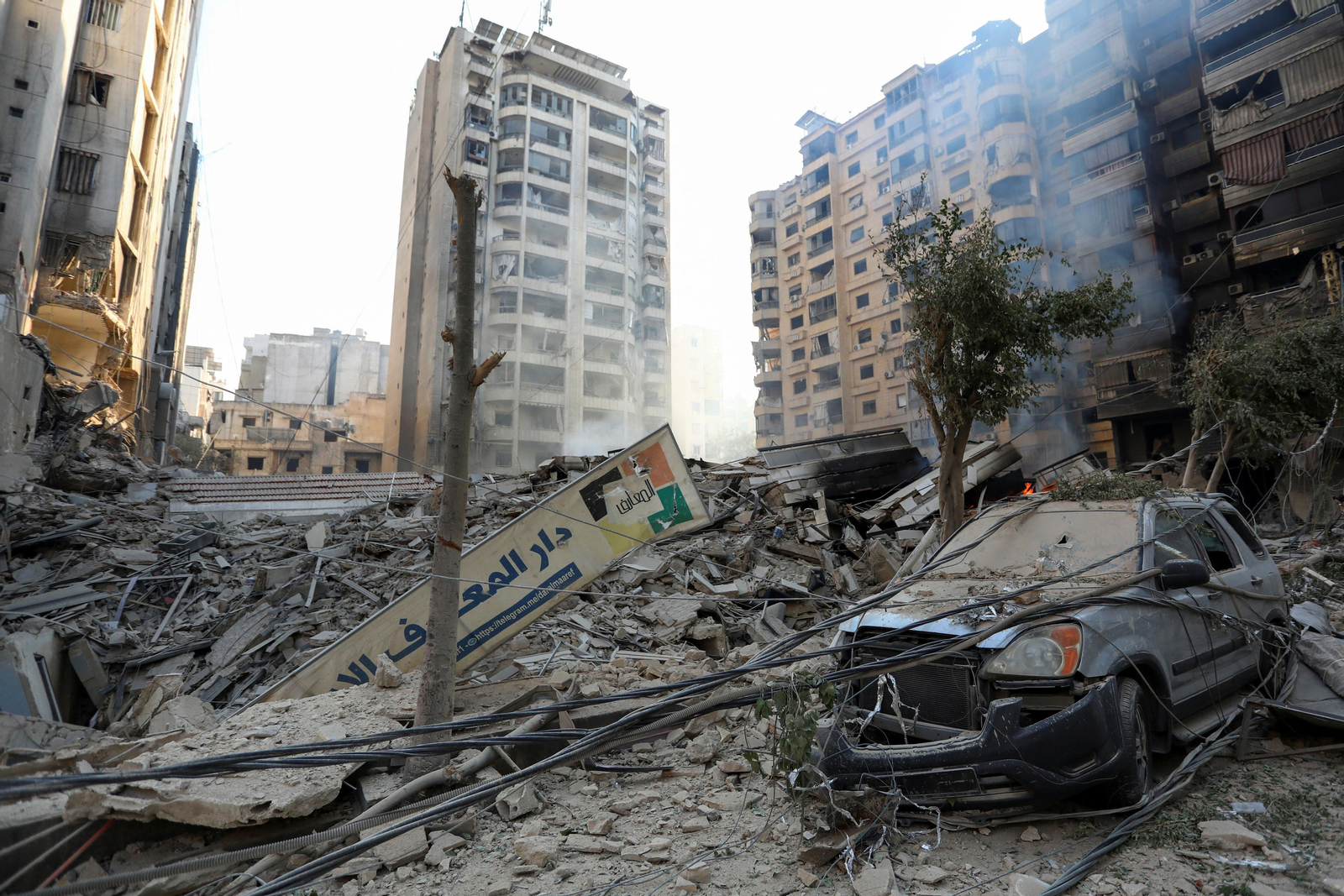 En imatge, els efectes de la caiguda de projectils isralians en un dels atacs del cap de setmana a Beirut