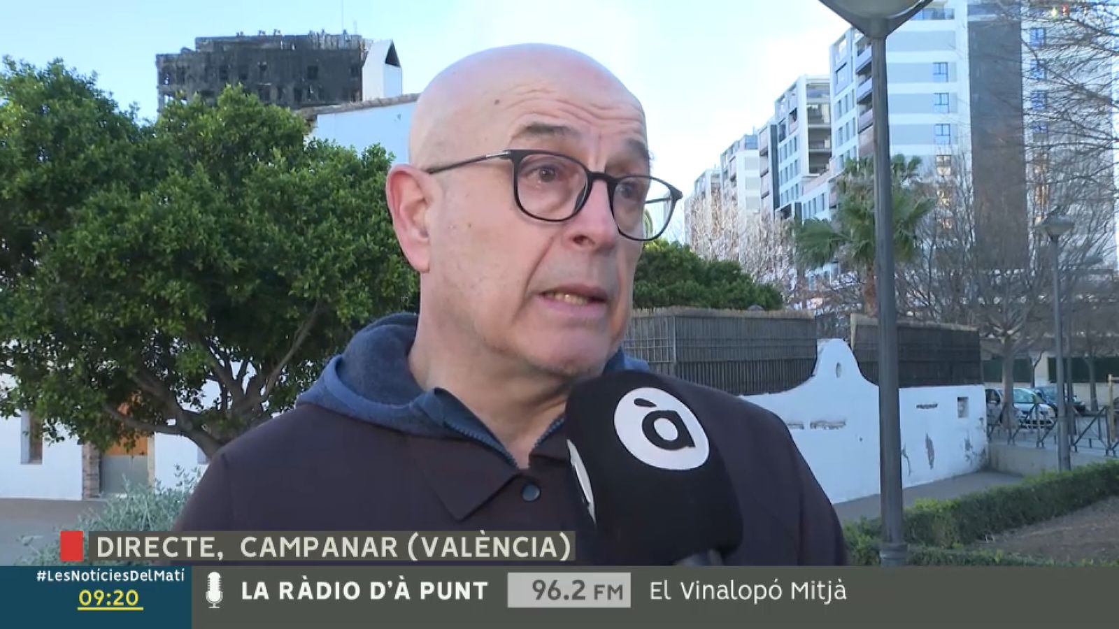 Miquel Cervera relata els esdeveniments d'una nit llarga als micròfons d''À Punt Notícies'