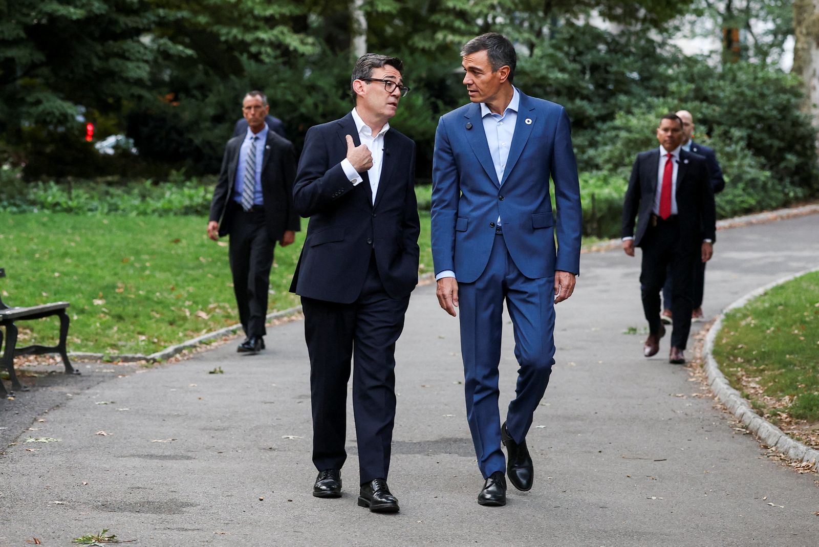 El president del govern espanyol, Pedro Sánchez, conversa amb el primer ministre britànic Andy Burnham a Central Park