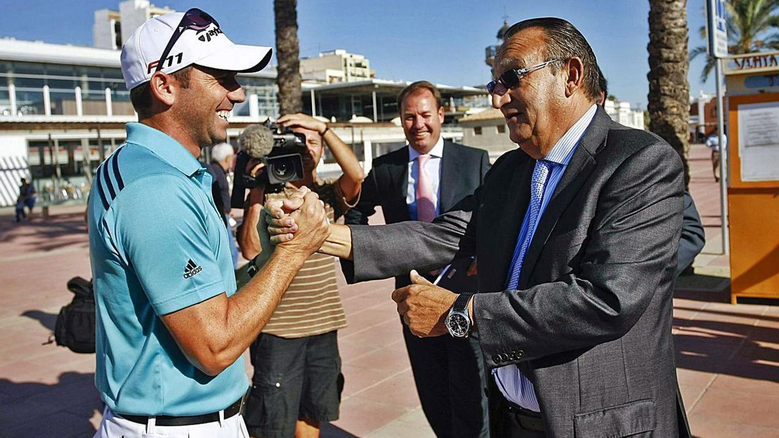 El golfista Sergio García saluda a Carlos Fabra, en la presentación del torneo Costa Azahar en 2011