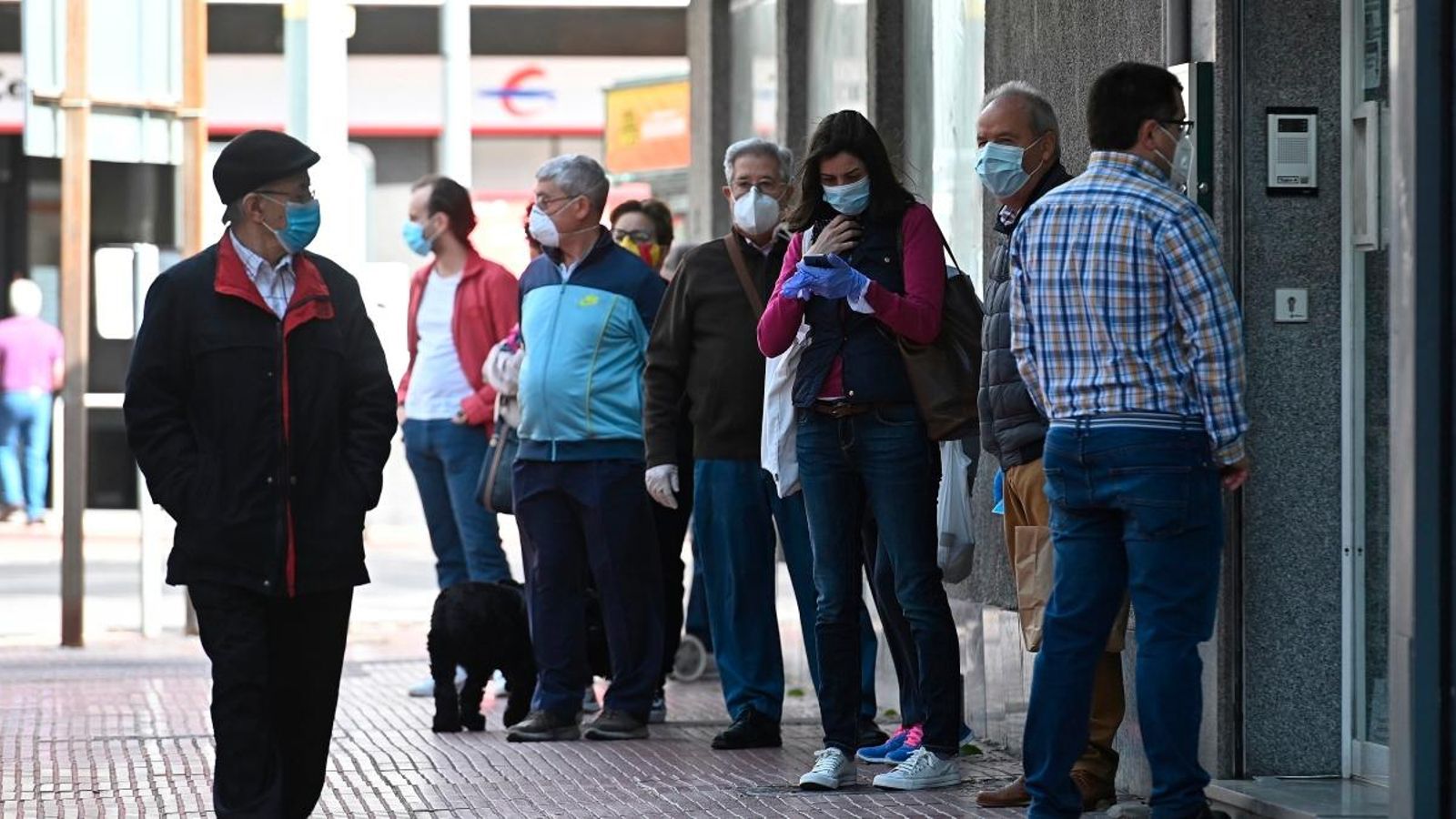 Els madrilenys poden recollir una mascareta FFP2 de manera gratuïta en la farmàcia