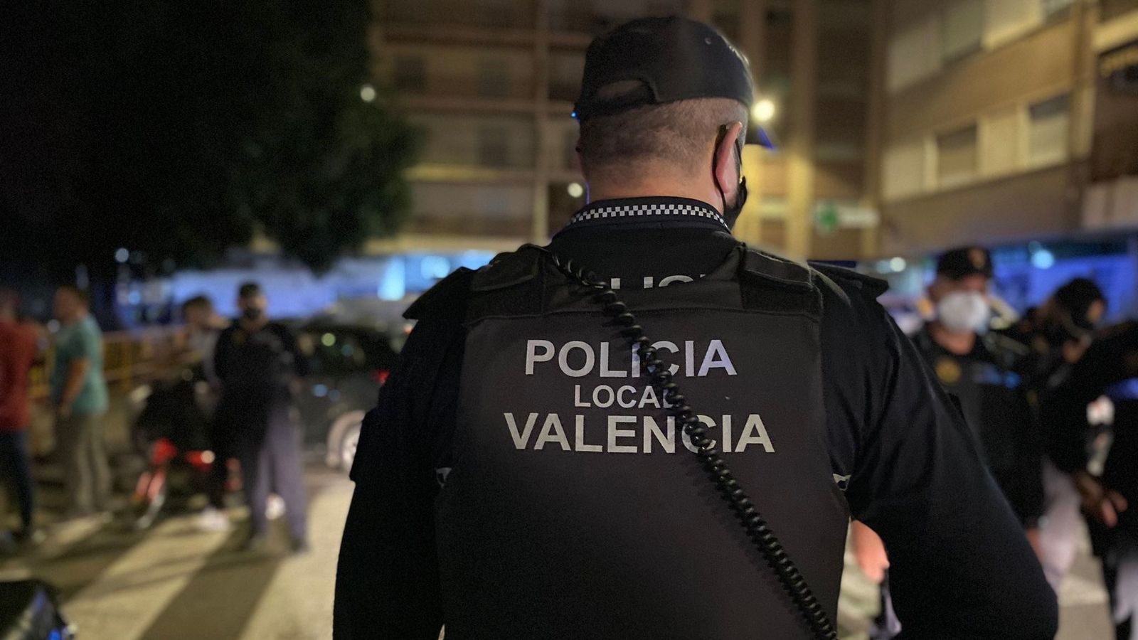 Agents de la Policia Local durant els controls contra el botellot