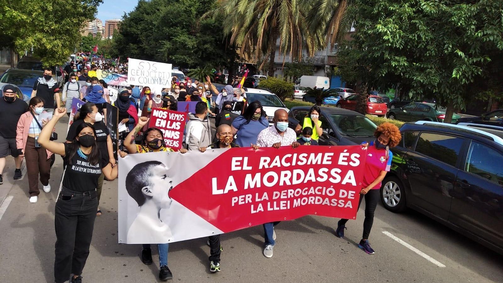 Columna antiracista contra la "llei mordassa"