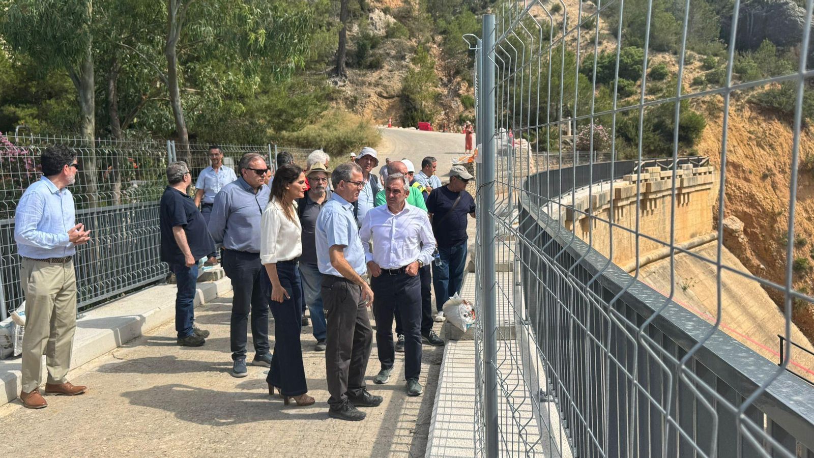 El conseller d'Agricultura, Miguel Barrachina, en la seua visita a la presa de Buseo