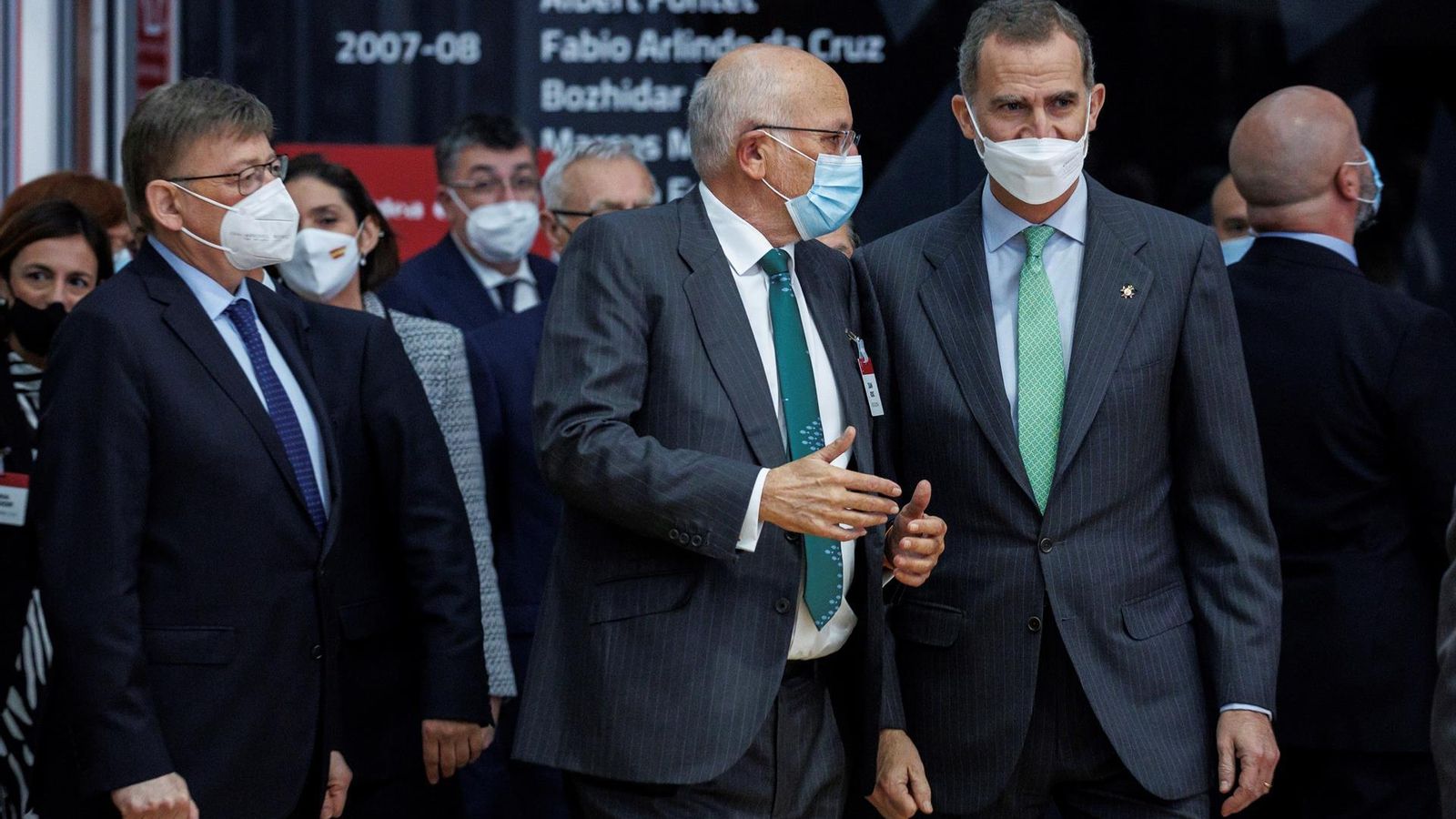 Fellip VI (dreta), junt amb Juan Roig (centre) i Ximo Puig (esquerra), durant la clausura de l'assemblea general d'AVE