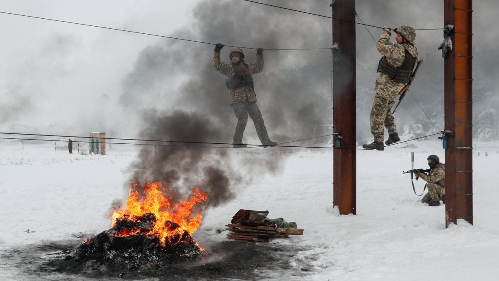 Maniobres d'entrenament militar després de la imposició de la llei marcial en 10 regions d'Ucraïna