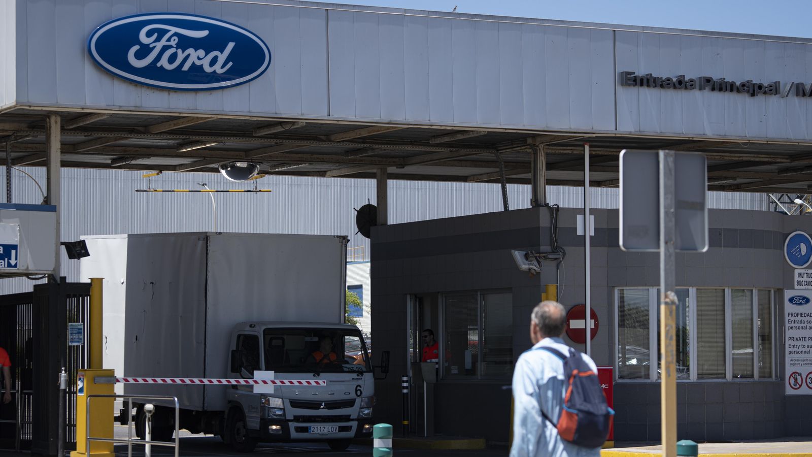 Logo de Ford en l'entrada de la fàbrica, a 22 de juny de 2022, a Almussafes, València, Comunitat Valenciana, (Espanya).