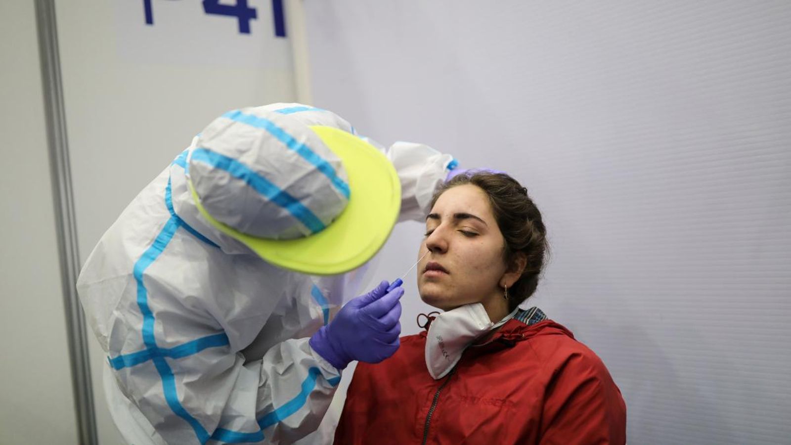 Un professional mèdic realitza una prova diagnòstica a l'Hospital Vall d'Hebron de Barcelona