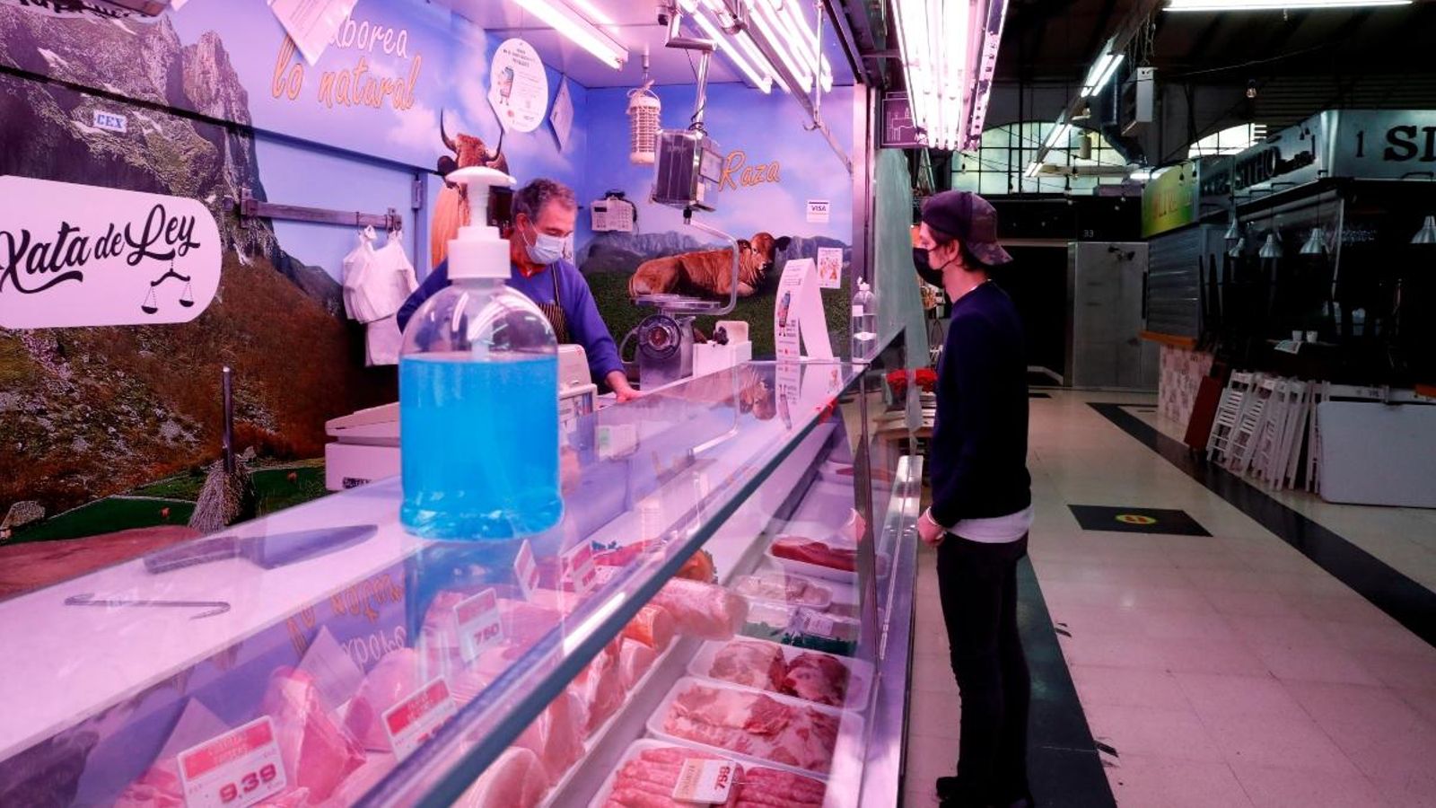 Una parada d'un mercat del barri de Chamberí, a Madrid, una de les zones on s'apliquen noves restriccions de mobilitat des d'aquest dilluns