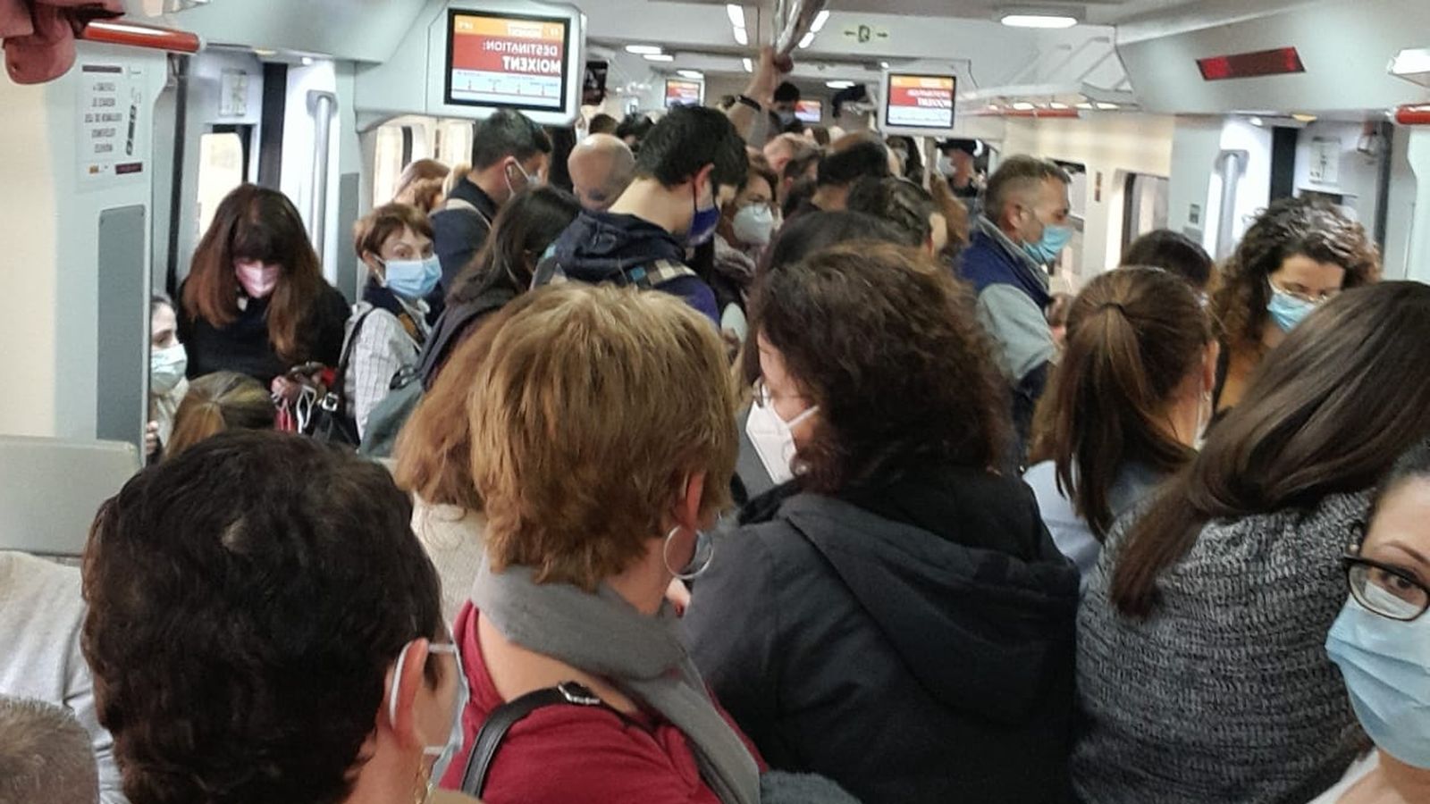 Un grup de persones s'aglomeren en la línia C2 de rodalia en direcció a Moixent després de ser reallotjats per una avaria