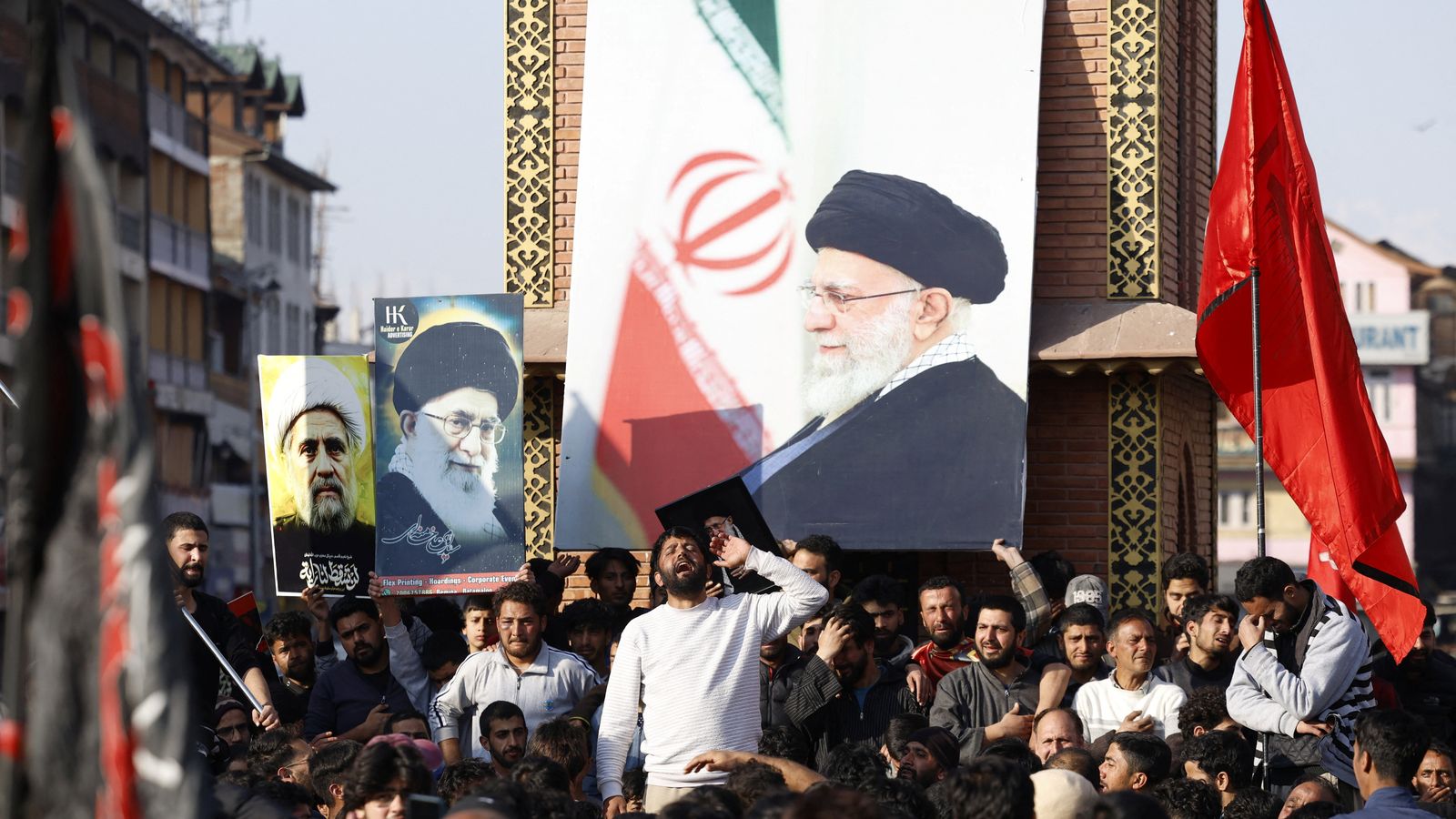 Manifestants mostren condol als carrers de l'Iran per la mort del líder suprem del règim