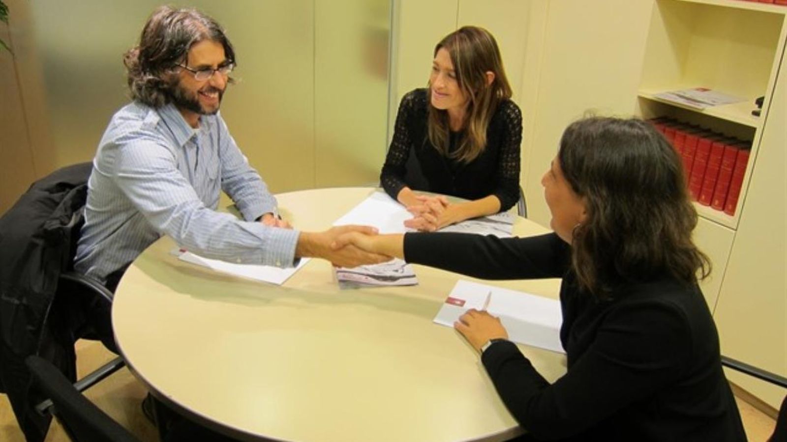 La mediació és un procés en el qual intervé un professional neutral