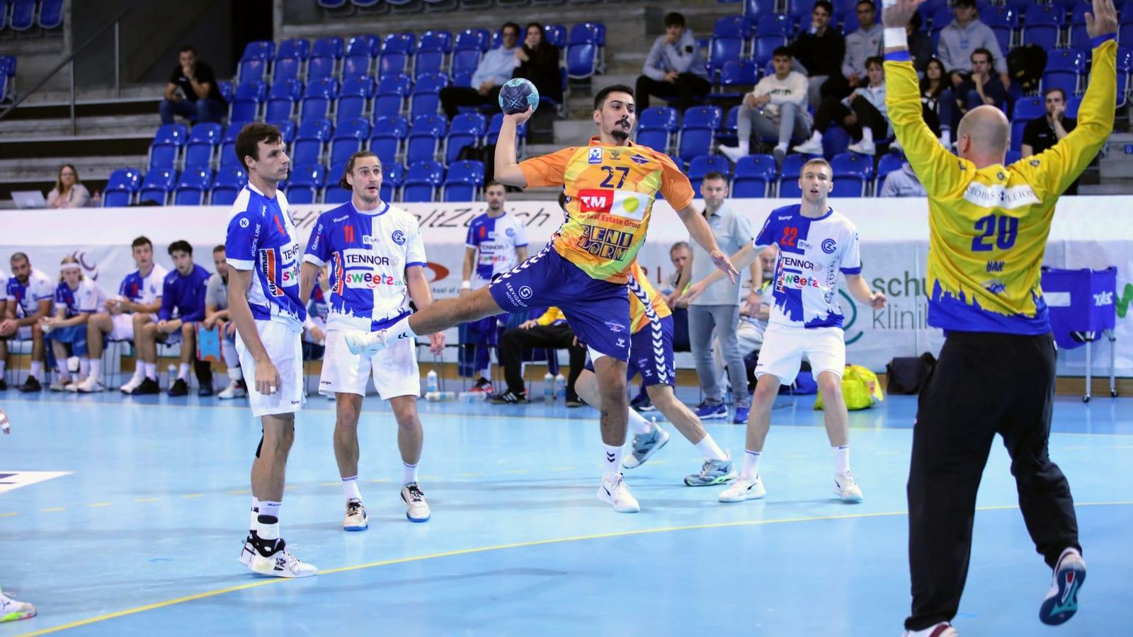 Una de les accions del TM Benidorm al Saalsporthalle Zürich