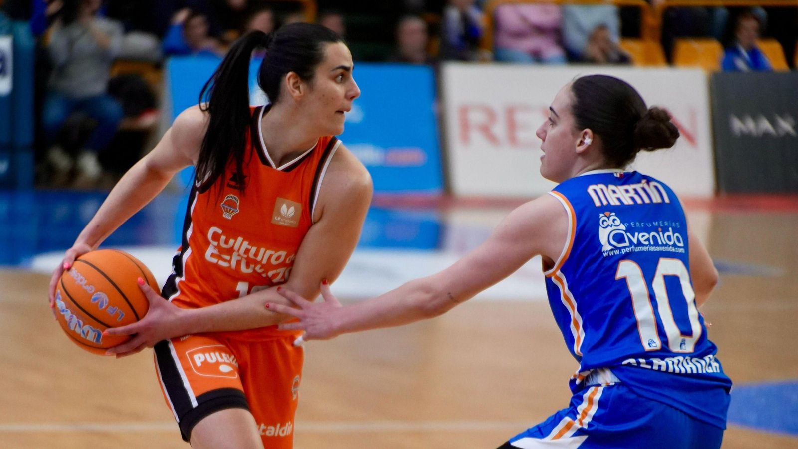 Leti Romero, en una acció del duel Leti Romero, en una acció del duel