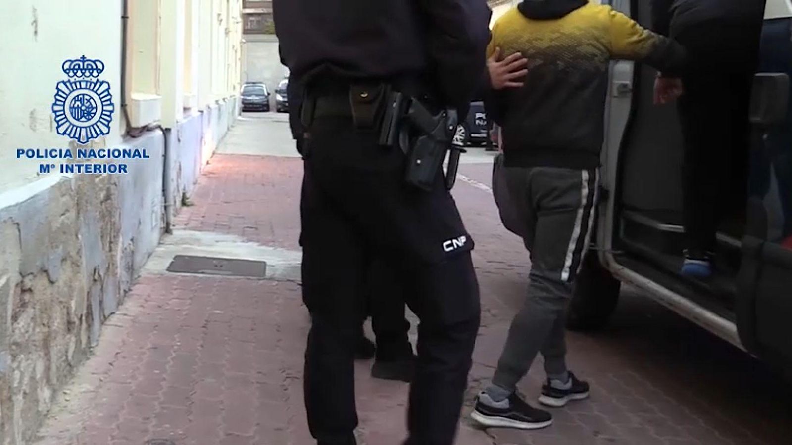 Un dels detinguts quan pujava al furgó policial després de ser detingut Un dels detinguts per l'agressió sexual puja al furgó policial