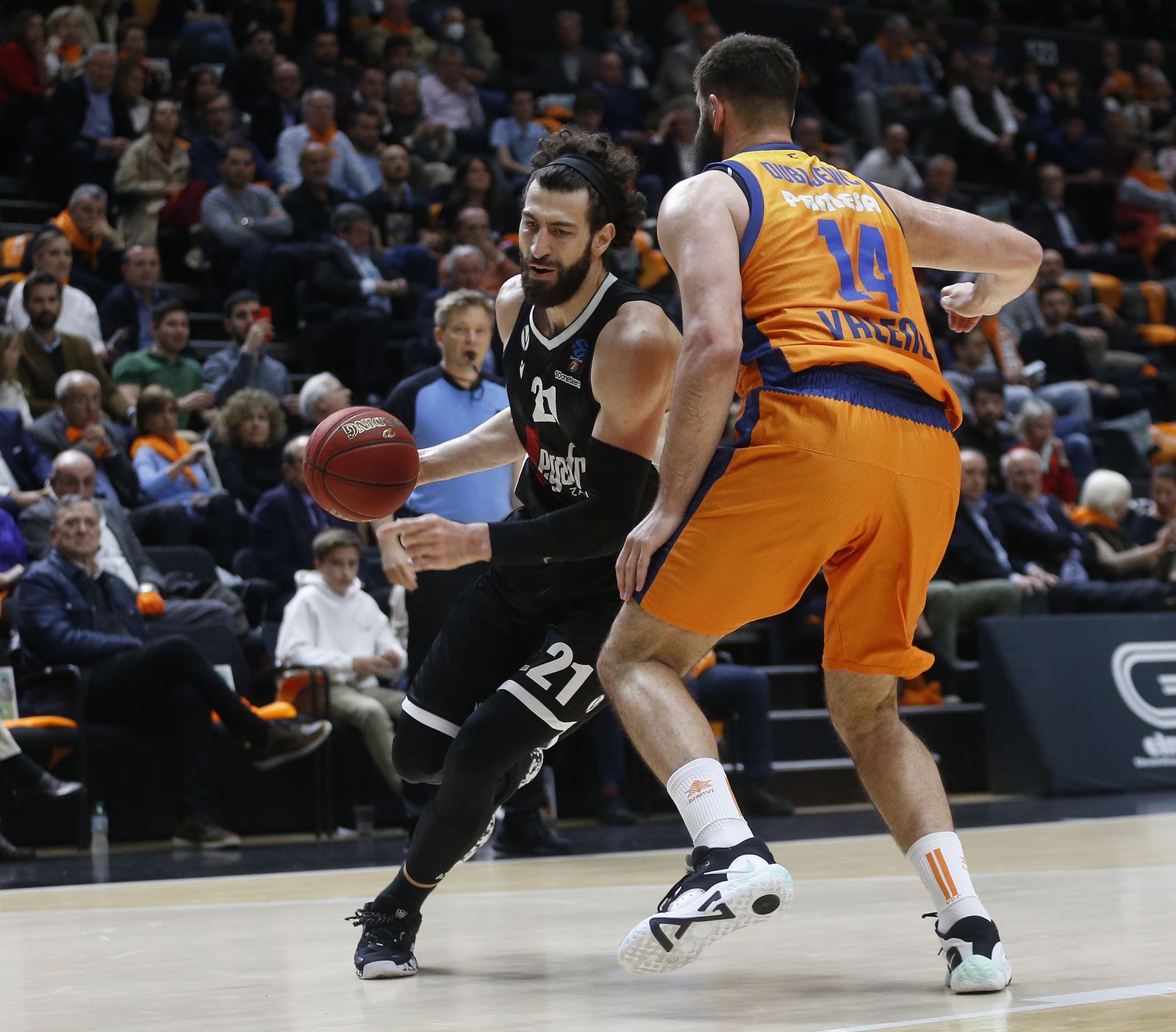 Duel entre Shengelia i Dubljevic en la semifinal d'Eurocup a la Fonteta