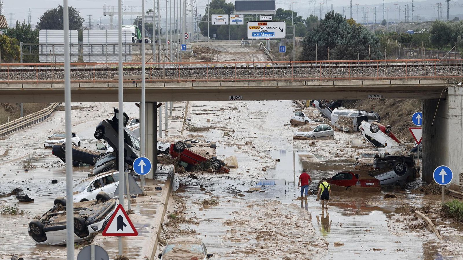La carretera que uneix València i Torrent, totalment negada amb fang