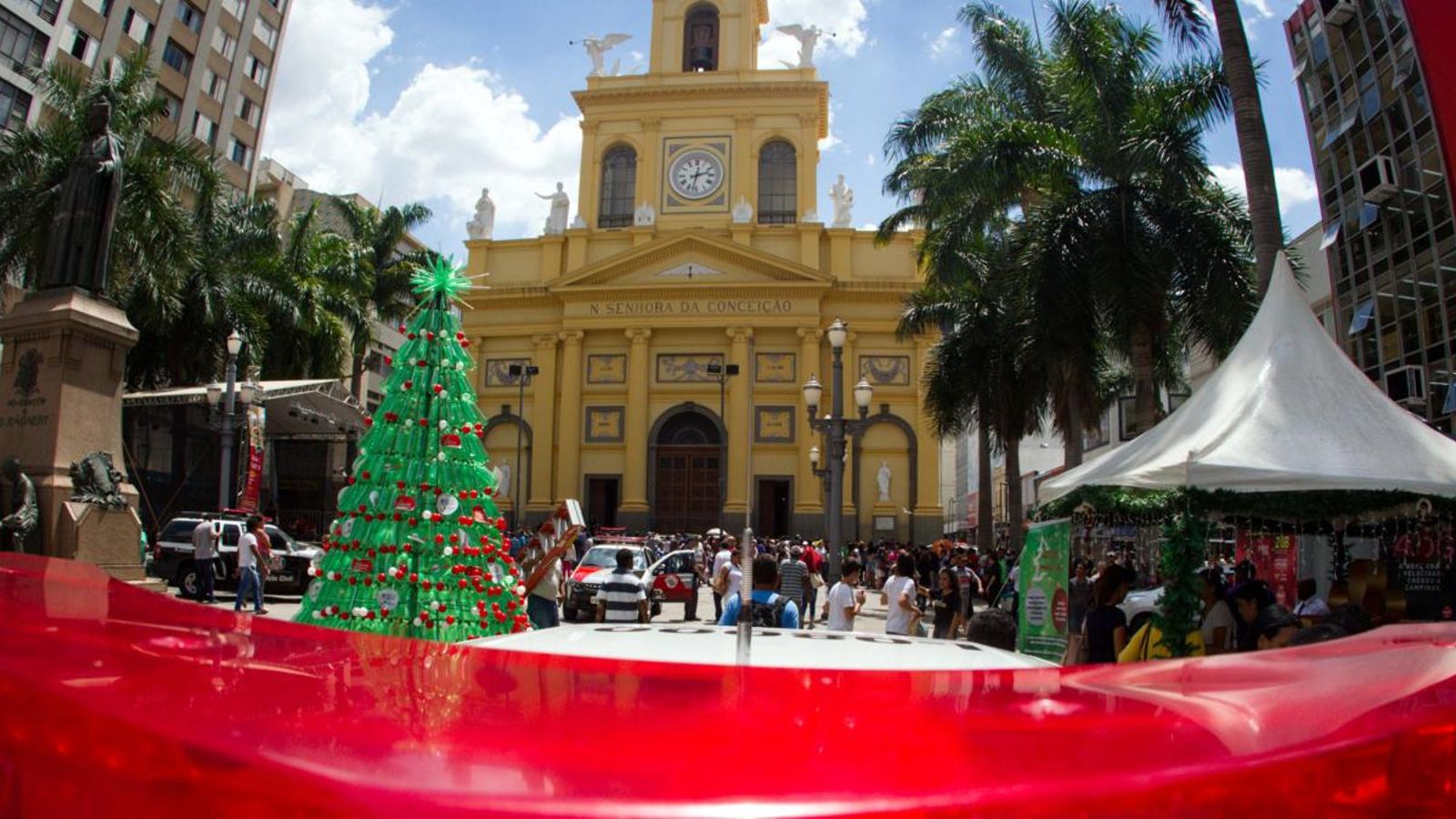 Vista de la catedral on un home armat ha obert foc contra els fidels