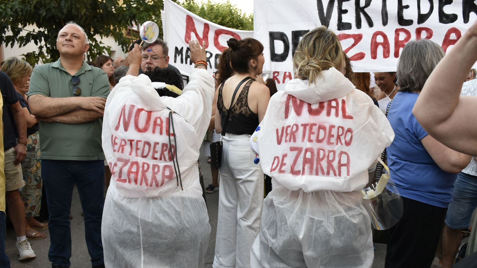 Dos manifestants en la concentració contra la planta de residus de Zarra