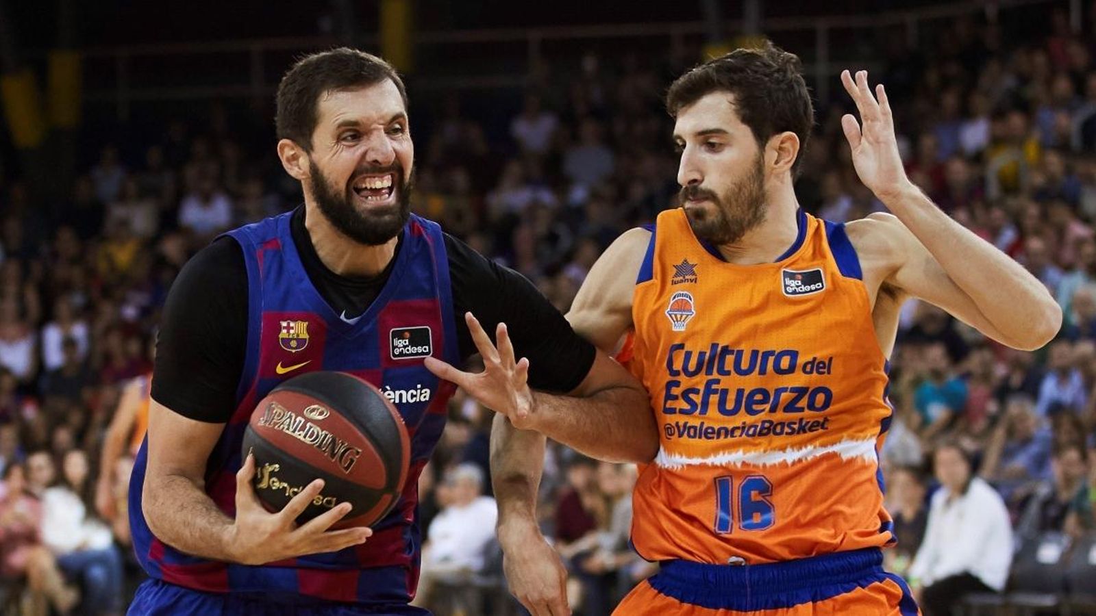 L’ala pivot, Nicola Mirotic, lluita amb Guillem Vives | EFE (Alejandro García)