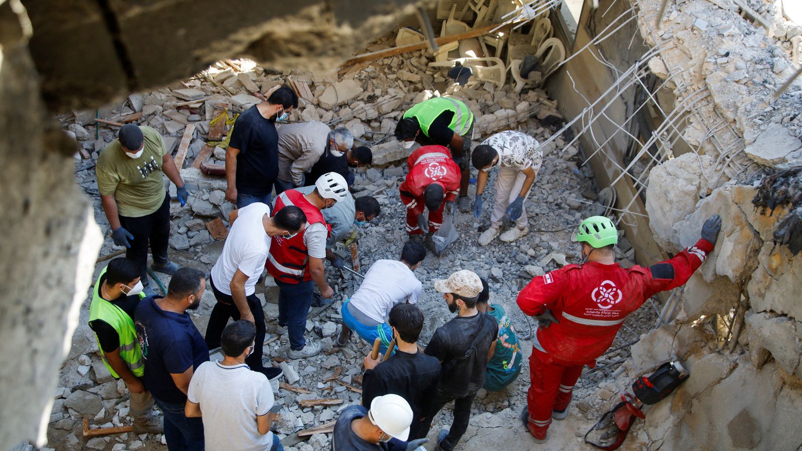 Els equips de rescat inspeccionen un edifici després d'un atac israelià