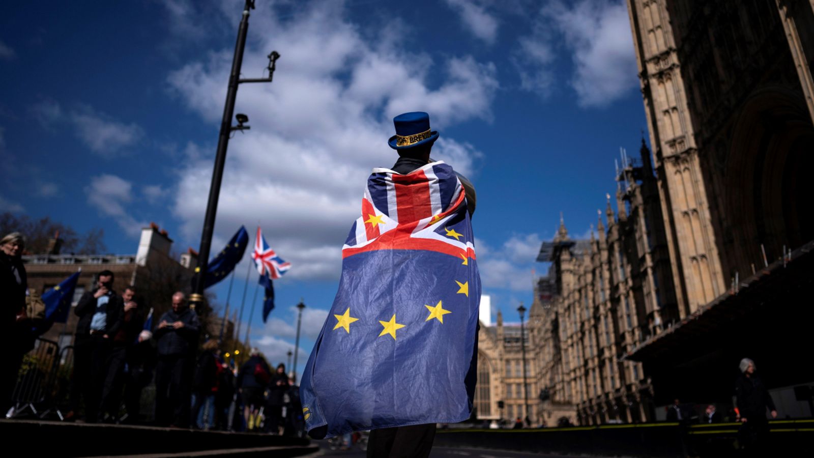Un activista contrari al Brexit protesta davant del Parlament britànic. Will Oliver (Efe)