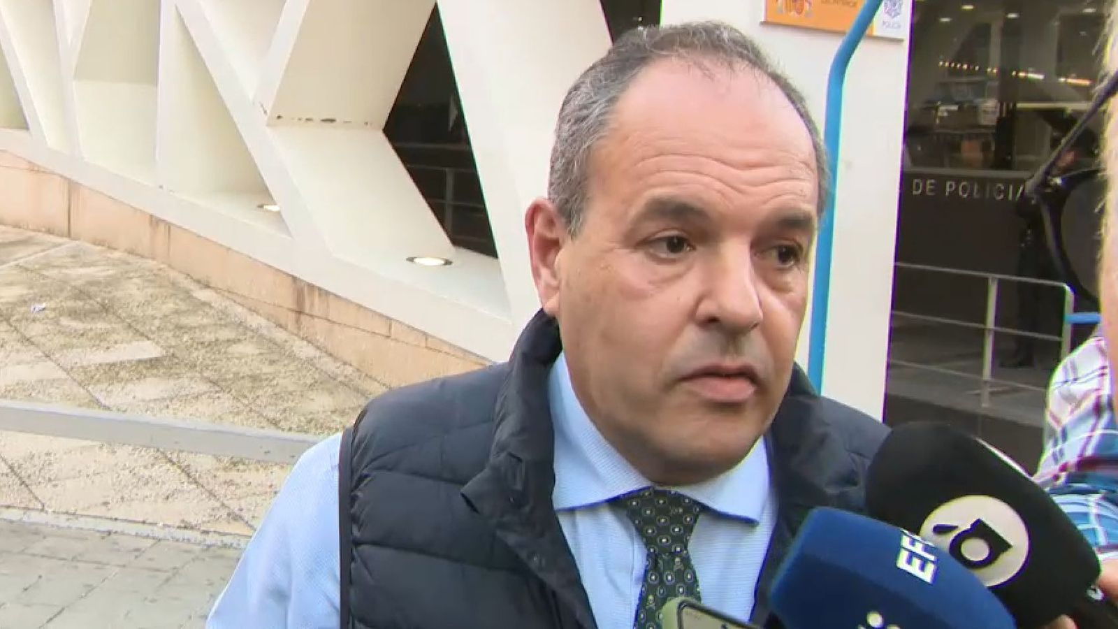 El president de la Cambra de Comerç d'Alacant atén els mitjans de comunicació en quedar en llibertat