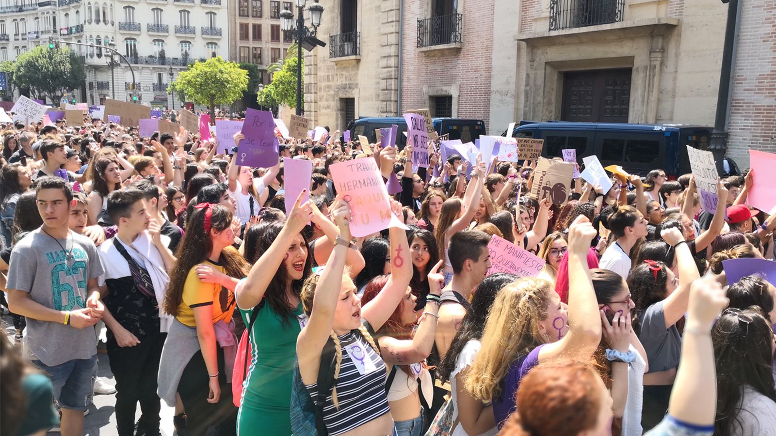 Estudiants i estudiantes es manifesten a València en protesta per la sentència de La Manada