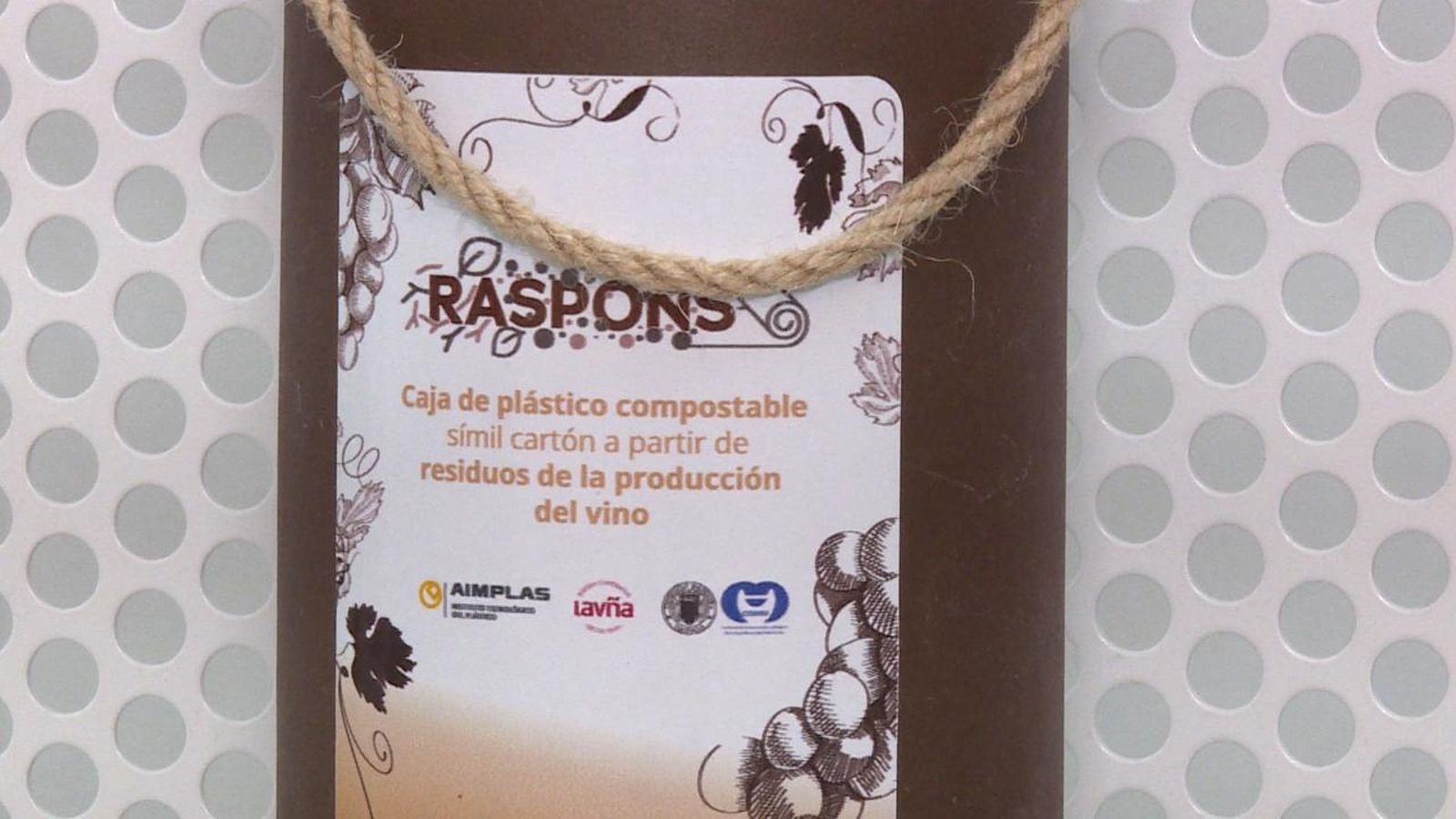 Amb les restes del vi, elaboren botelles per a potenciar la marca