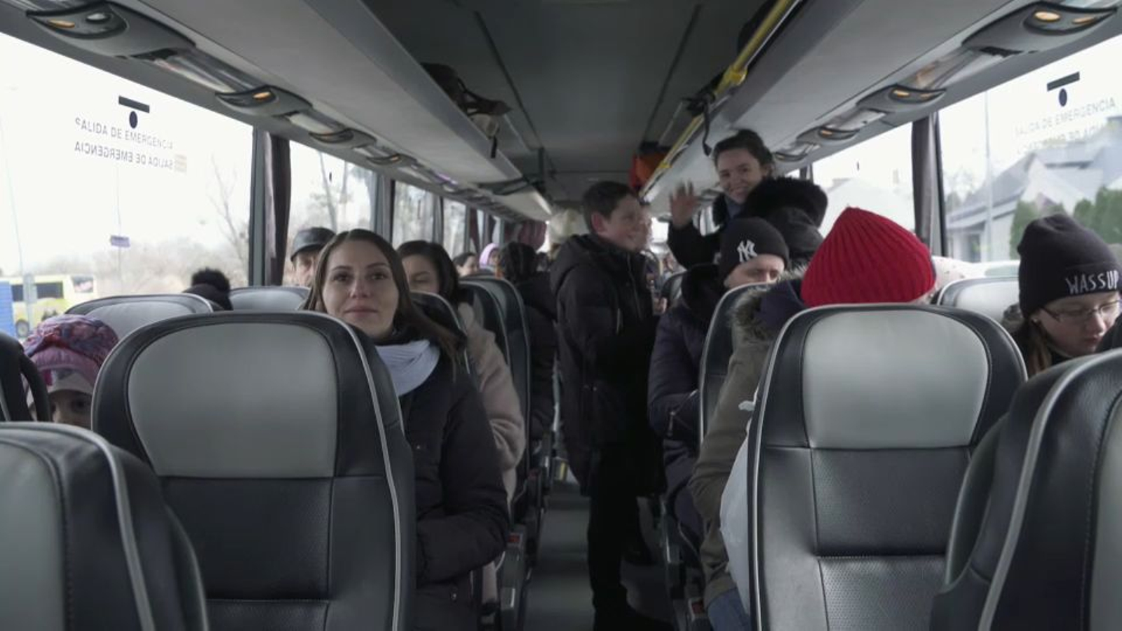 Valeria i la seua familia ja han pujat al autobús