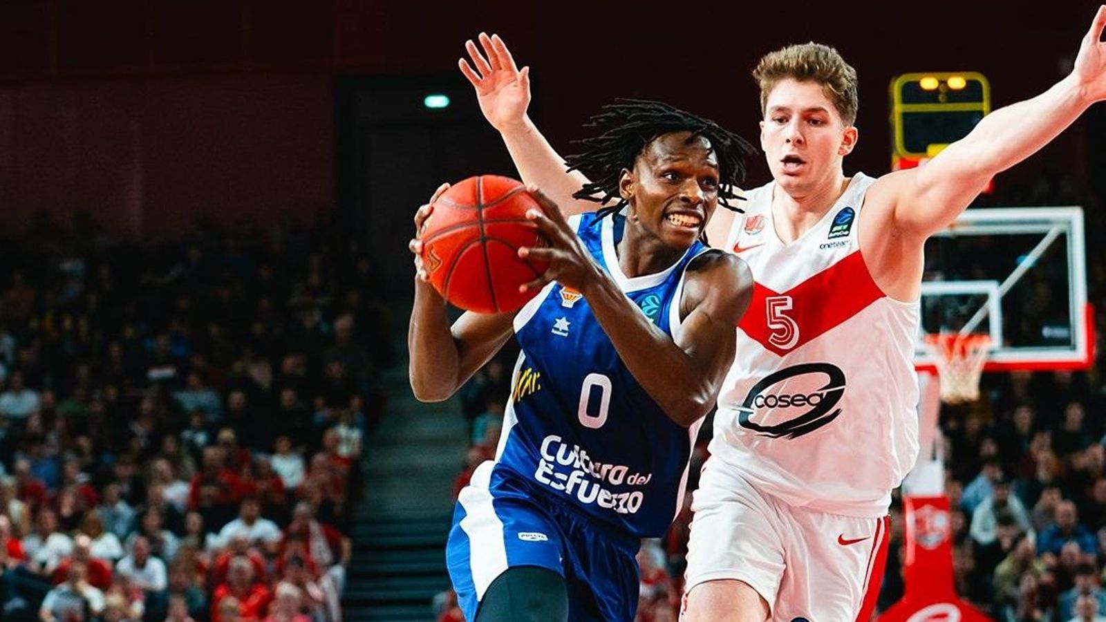 El jugador del València Basket Brancou Badio fa una internada a cistella