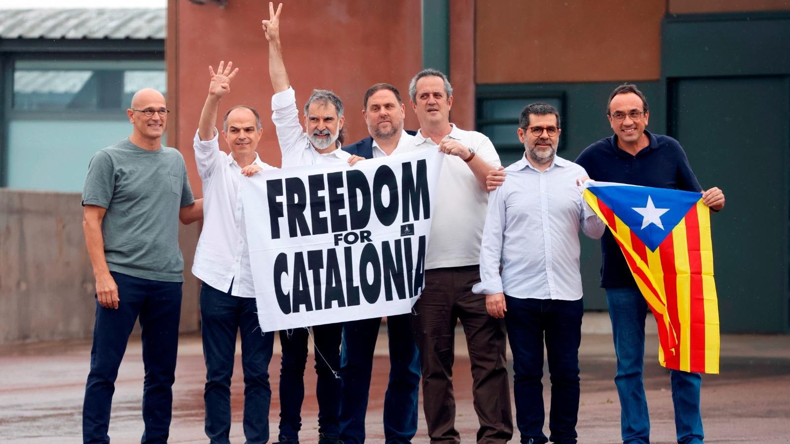 Els líders independentistes catalans mostren una bandera amb el lema 'Llibertat per a Catalunya' a l'exida de la presó de Lledoners