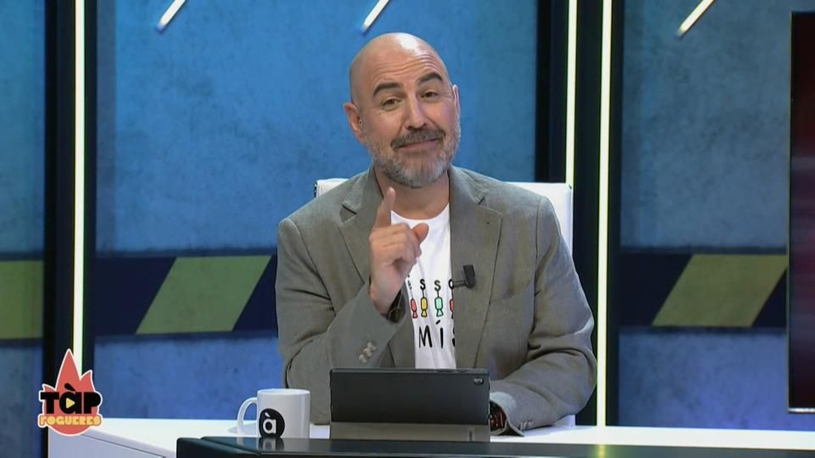 Óscar Tramoyeres presentant els moments més destrellatats de Fogueres.