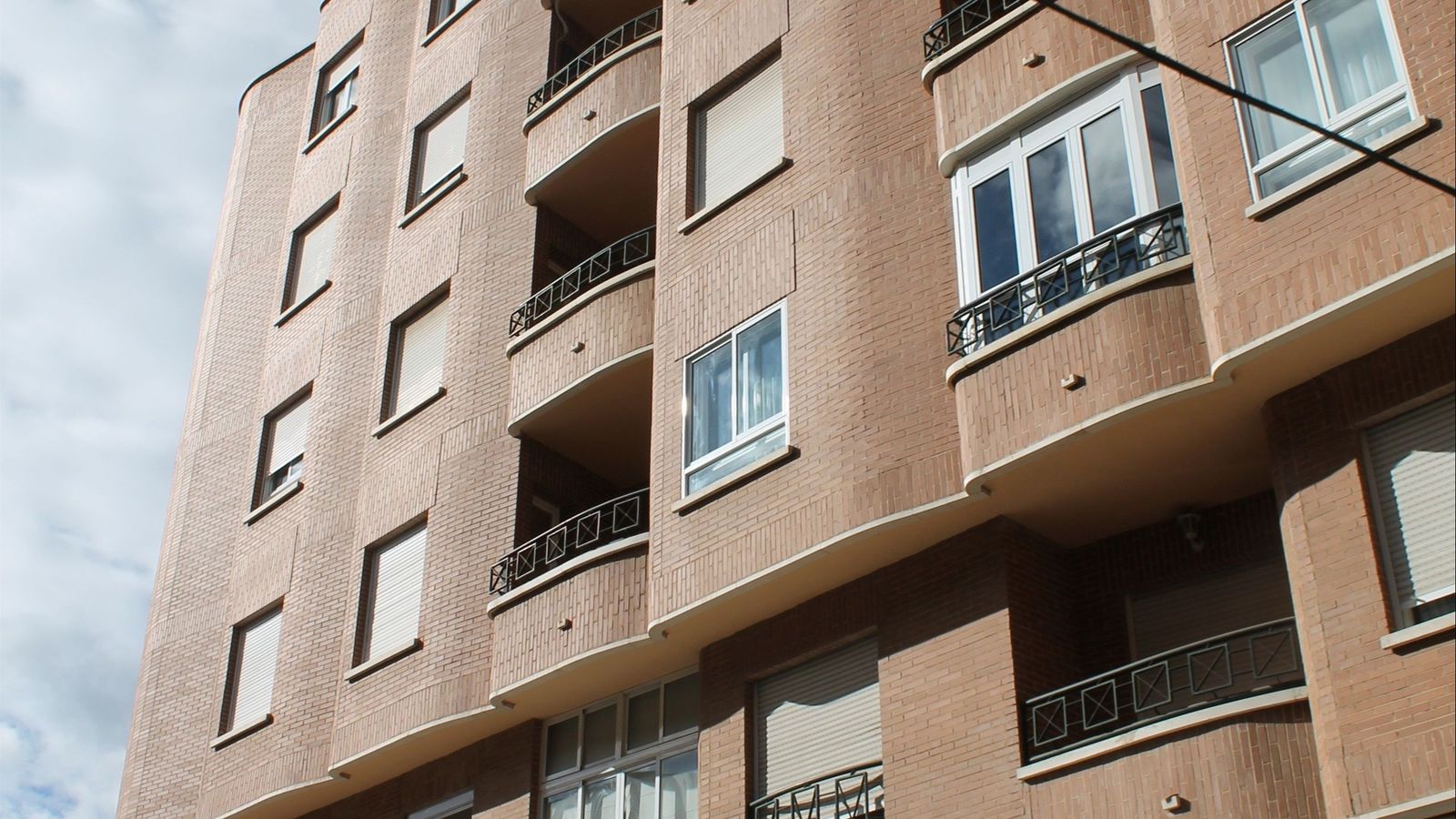 Un bloc de pisos en una imatge d'arxiu