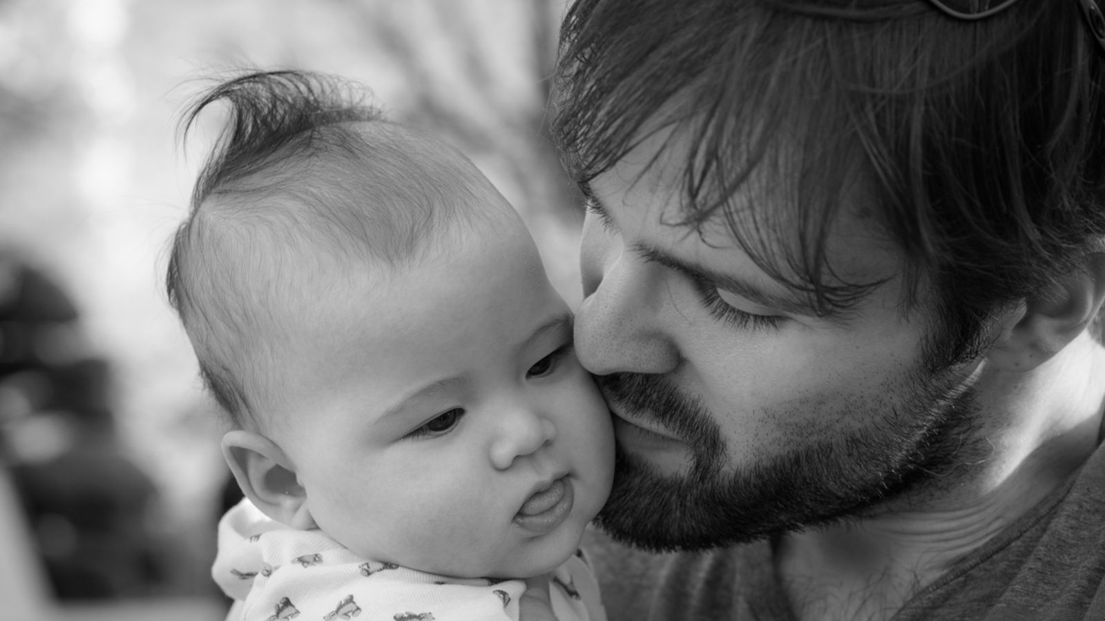 El Constitucional no veu discriminatori que el permís del pare siga inferior del de la mare