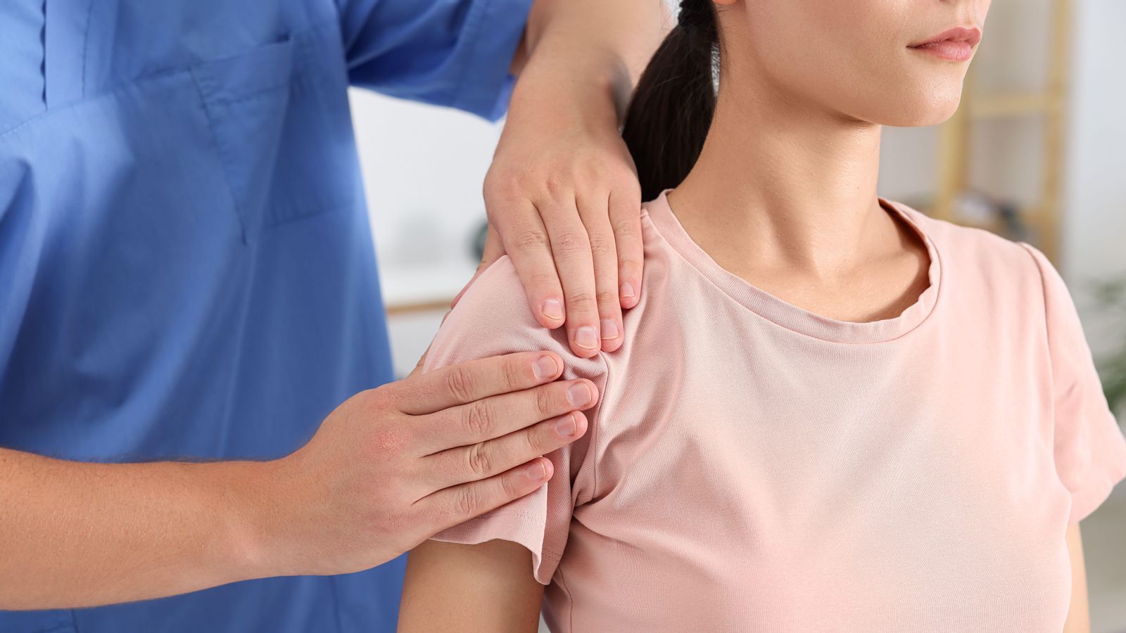 Imatge d'arxiu d'una jove en una clínica de fisioterapia