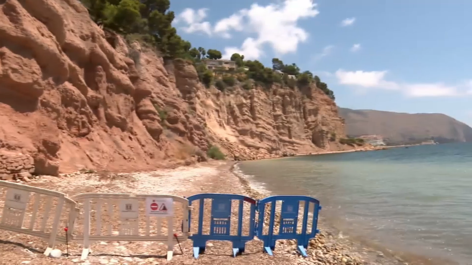 En la imatge, la platja de la Solsida d'Altea tancada al bany