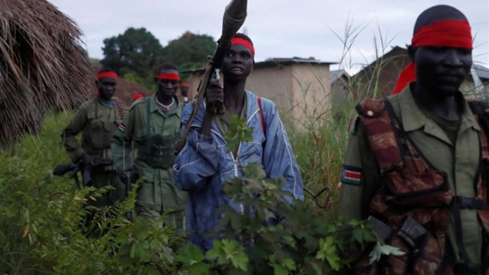 Rebels opositors en una zona de guerra del Sudan del Sud