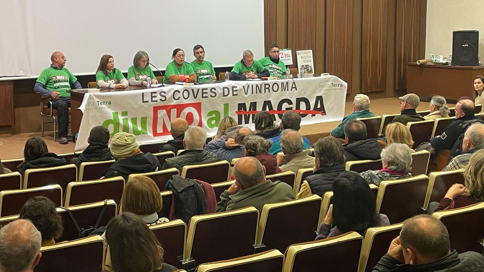L’associació Nostra Terra reuneix al veïnat afectat en una trobada a les Coves de Vinromà