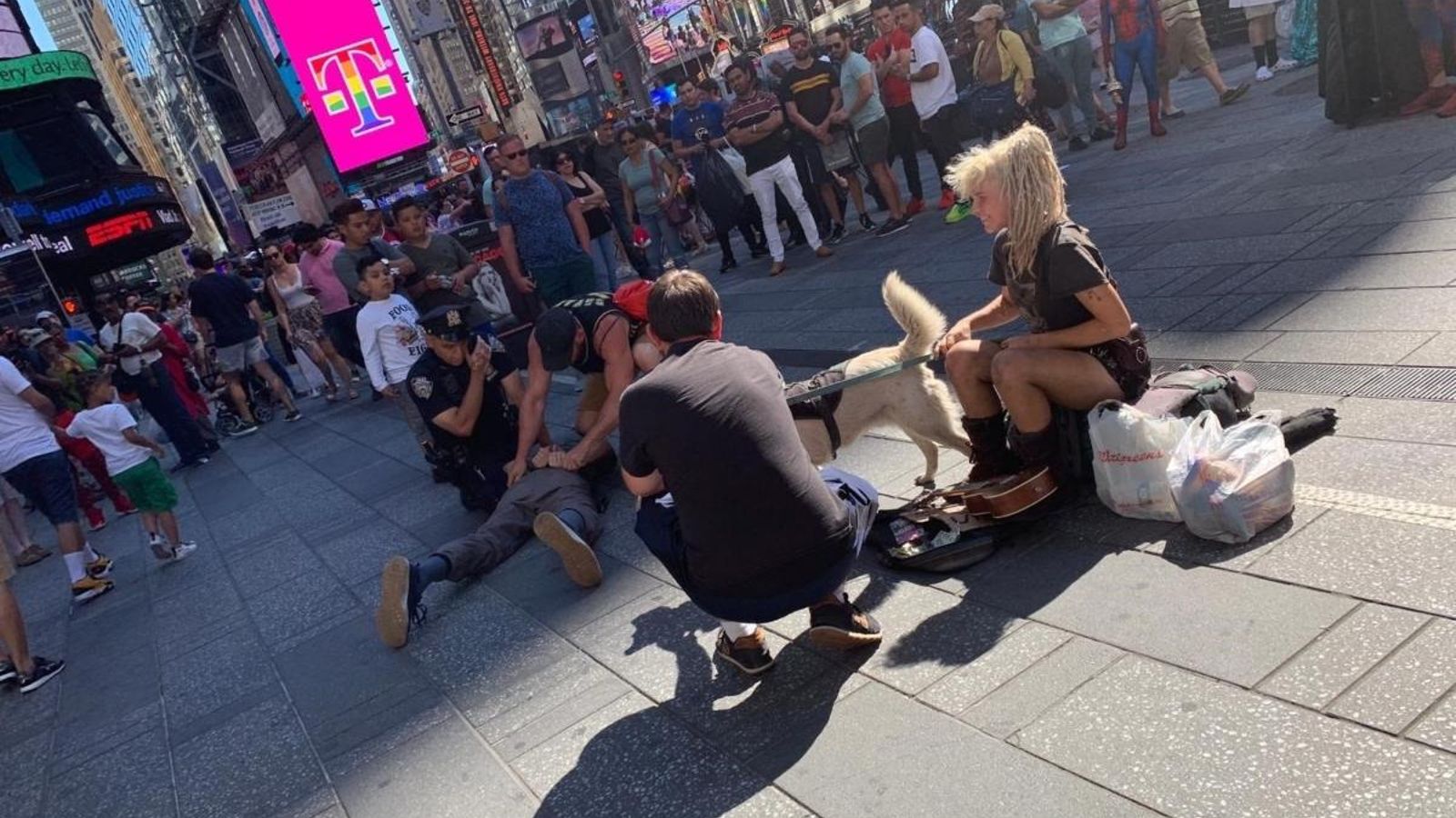 Els fets ocorregueren mentre el policia passejava per Times Square durant la cavalcada de l’Orgull LGTBI