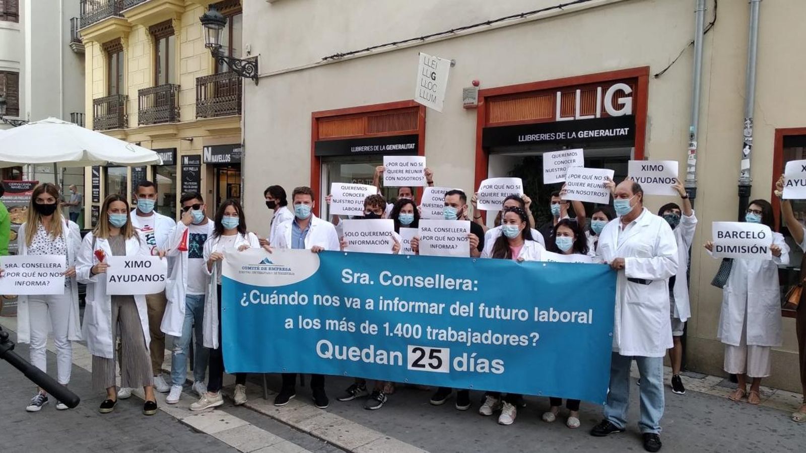Treballadors de l'hospital de Torrevella, aquest dilluns, a València