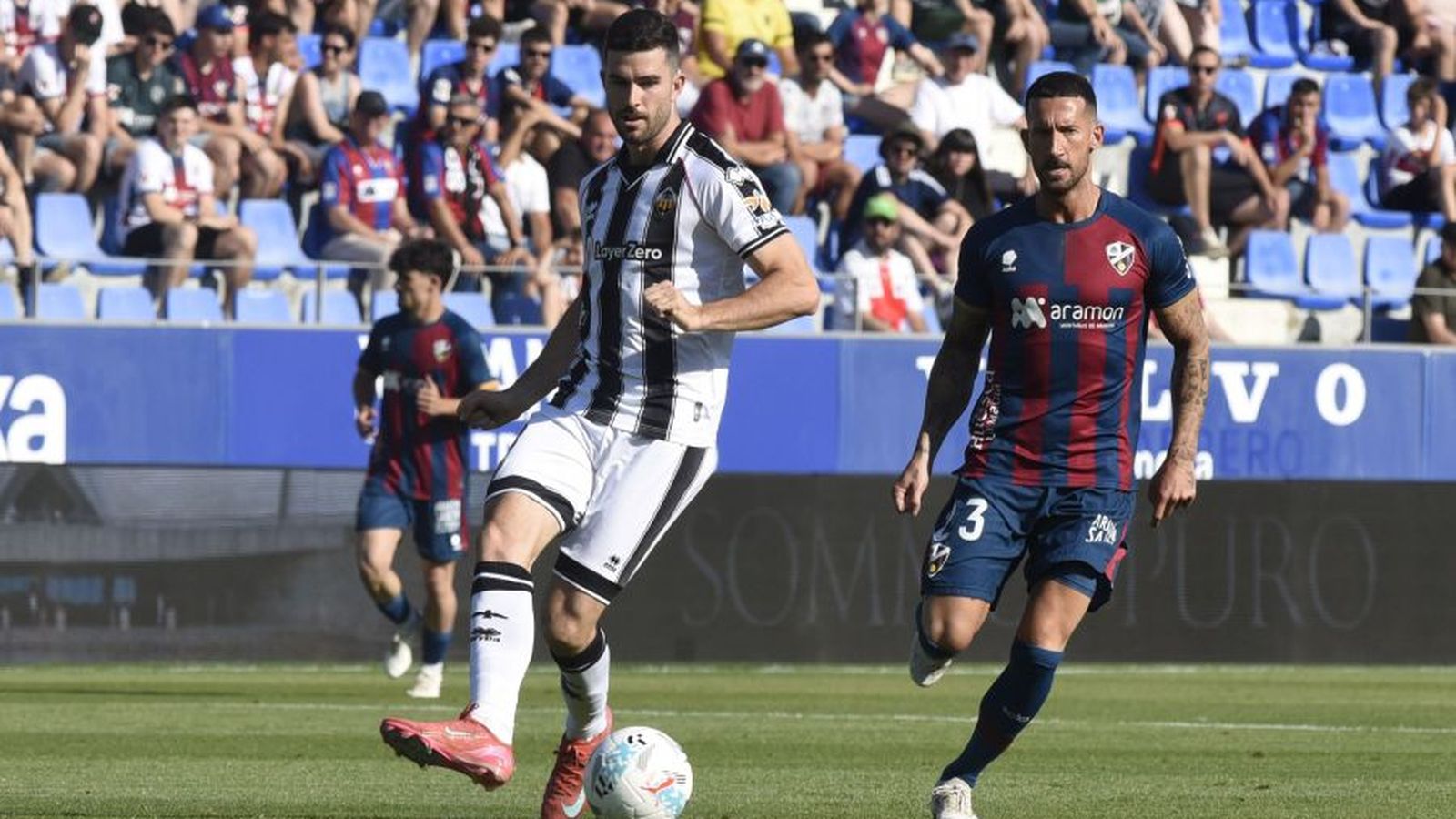 Barri fa una passada en el partit contra l'Osca