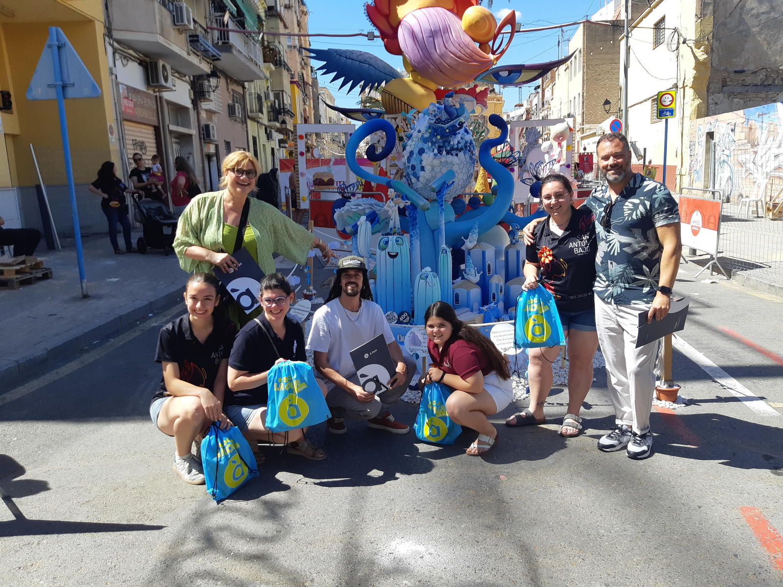 El jurat dels premis La Colla a les Fogueres d'Alacant 2024 amb la comissio i el monument infantil de Sant Antoni de baix