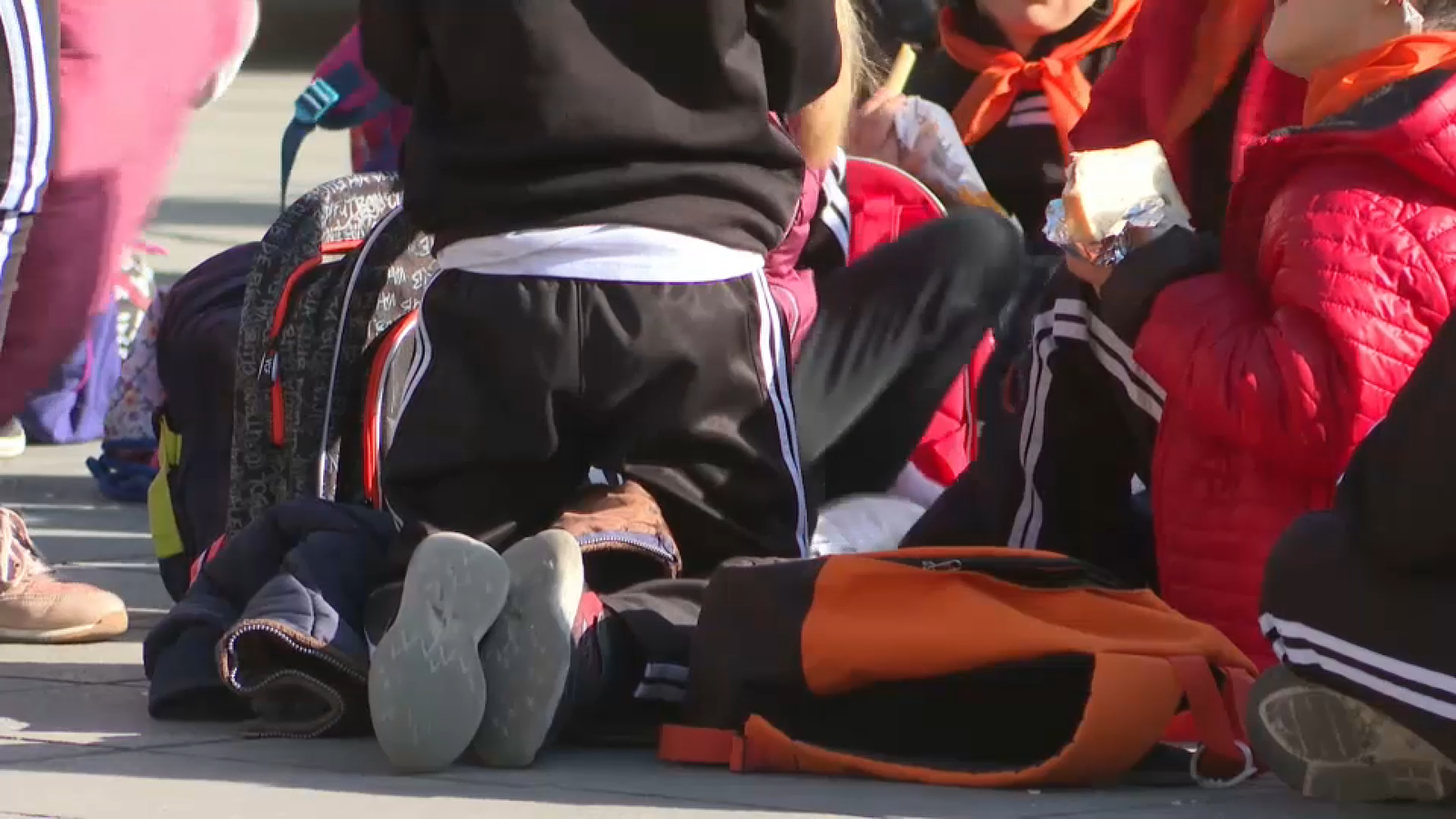 En la imatge, xiquets juguen al pati d'escola