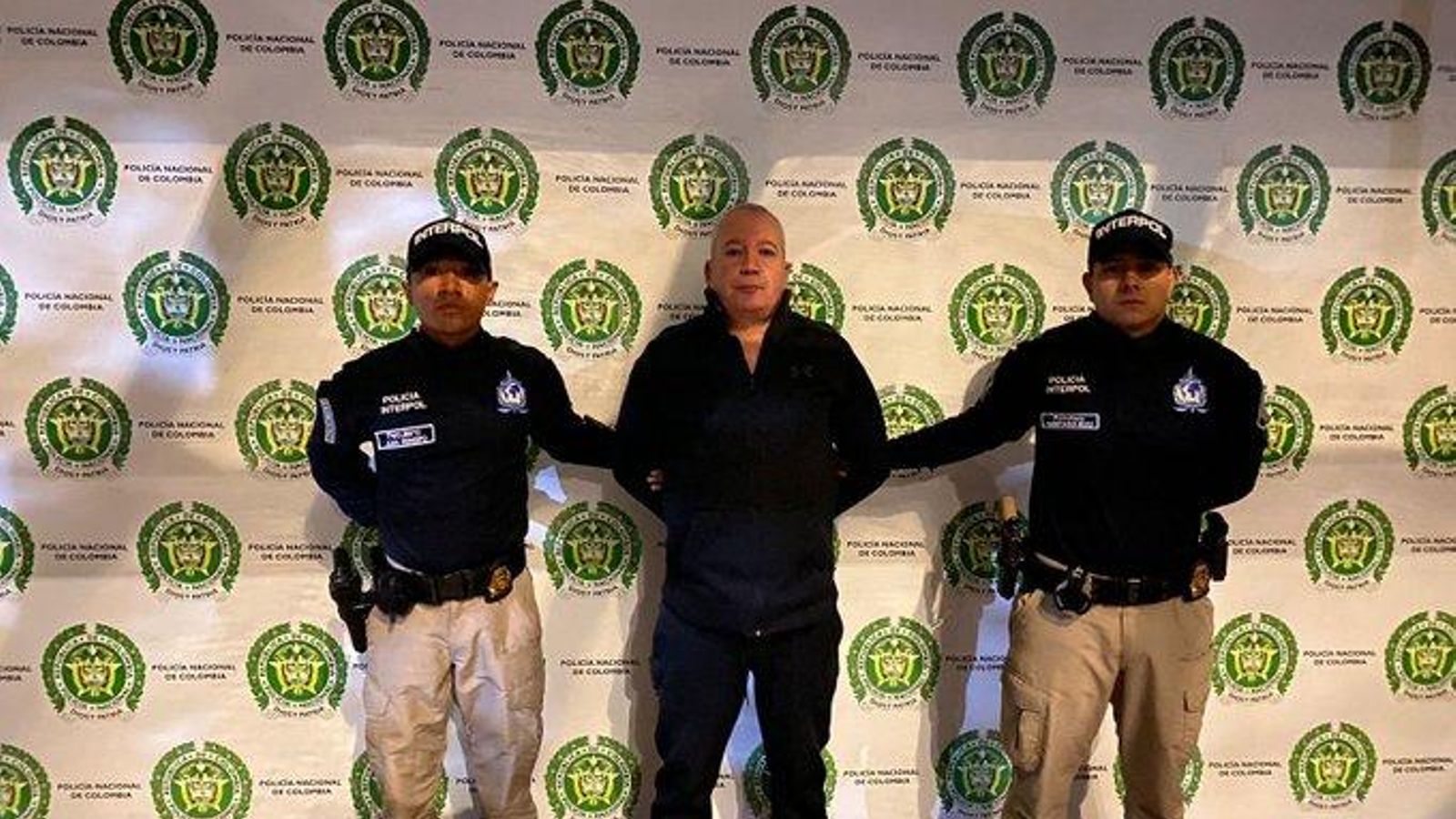 Agents colombians de la Interpol posen amb el presumpte narco detingut, Raúl Moreno Carazo