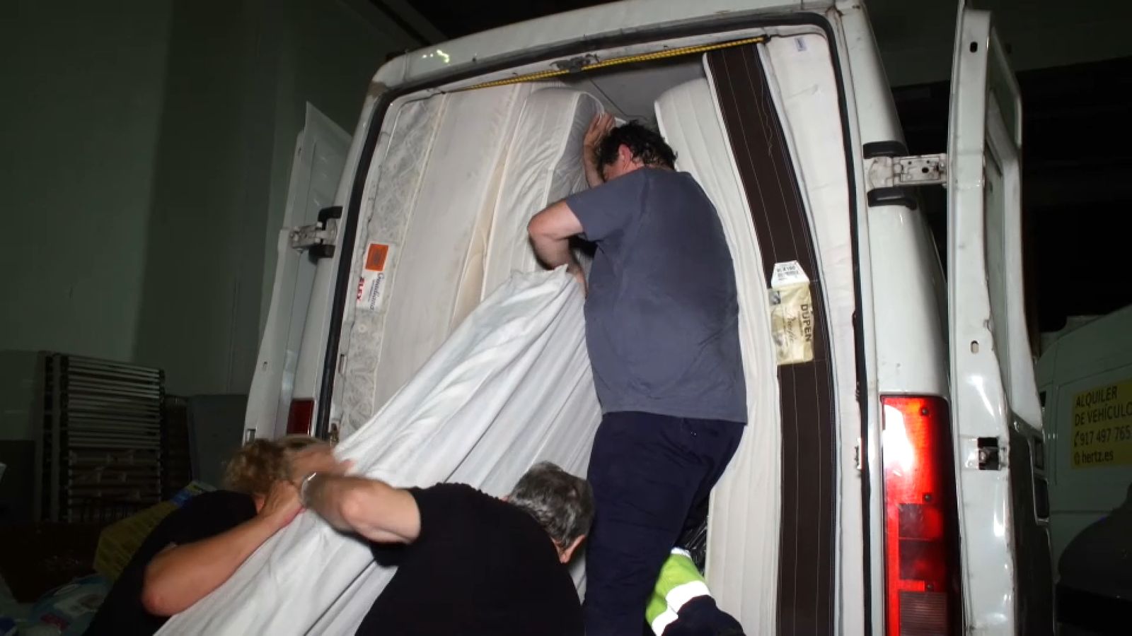 Voluntaris valencians carreguen matalassos per a enviar-los als afectats pels incendis a Lleó