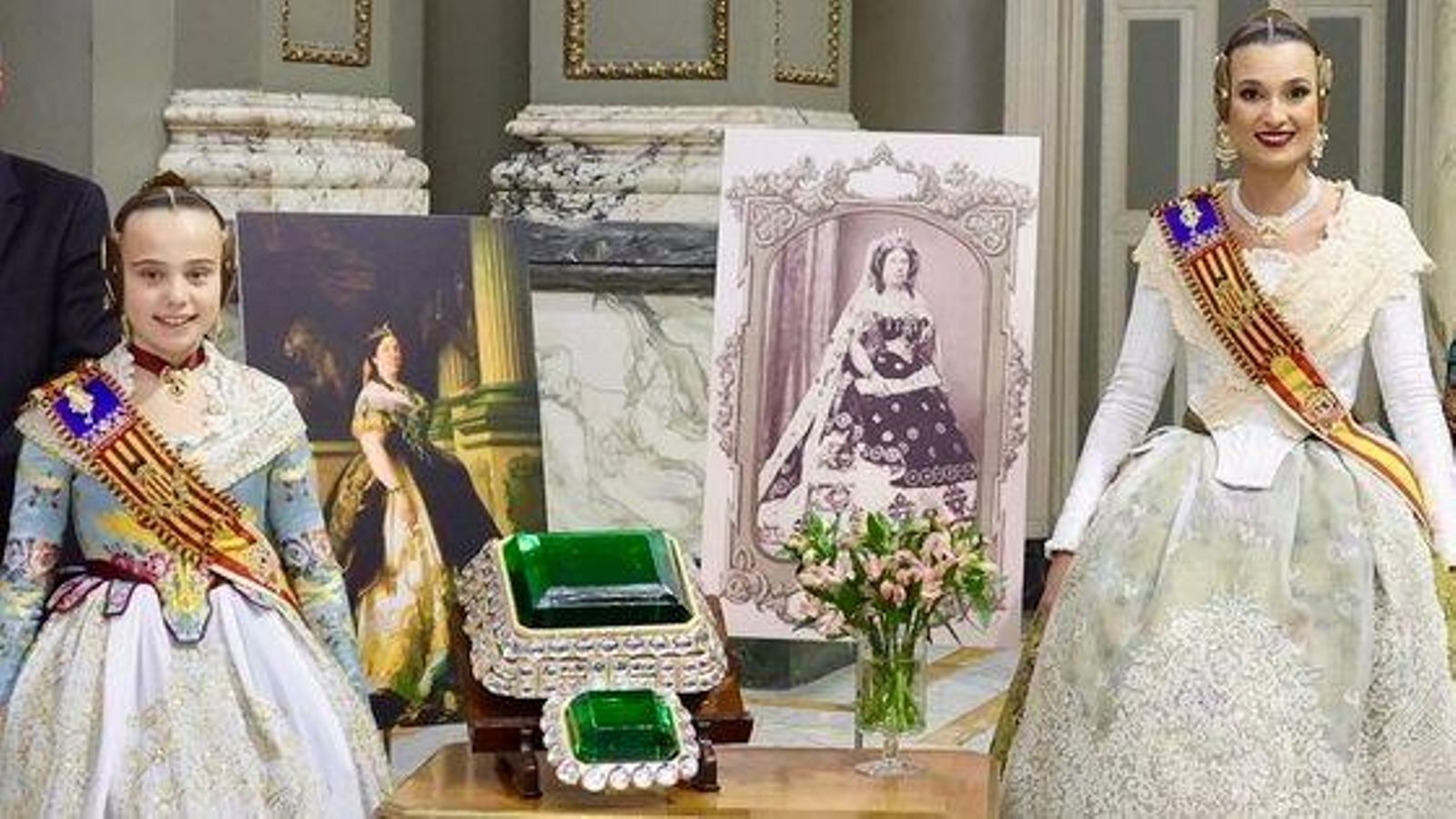 Les falleres majors de València amb la reproducció a escala de la maragda d'Isabel II